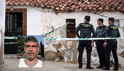 Civil guards outside the house of Bernardo Montoya (inset).