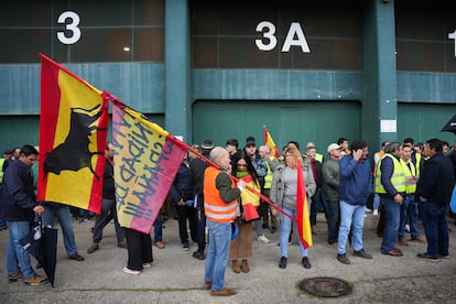 Agricultores se resguardan de la lluvia durante la concentración en Sevilla, este lunes.