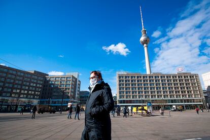 Una mujer pasea por el centro de Berlín el martes.