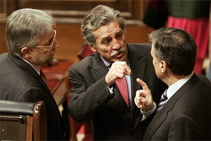 Josep Sánchez Llibre (CiU), izquierda, y los socialistas Diego López Garrido y Ramón Jáuregui, en el Congreso.