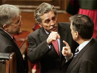Josep Sánchez Llibre (CiU), izquierda, y los socialistas Diego López Garrido y Ramón Jáuregui, en el Congreso.