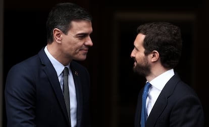 Pedro Sanchez recibe a Pablo Casado en La Moncloa.