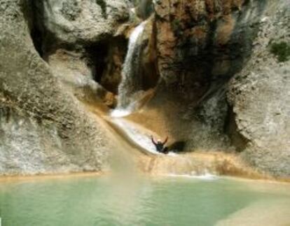 Descenso por una cascada de la sierra de Guara.