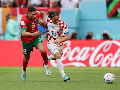 Achraf Hakimi y Luka Modric disputan el balón durante el Marruecos - Croacia.