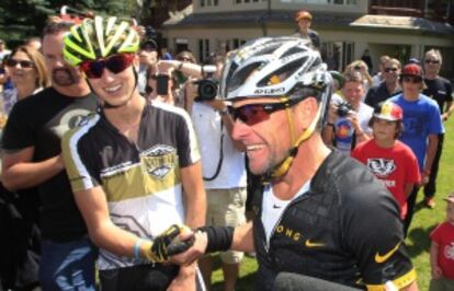 Armstrong, rodeado de aficionados tras la prueba en Aspen.
