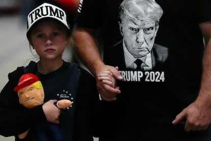 Un joven asistente sostiene un muñeco de Donald Trump antes de que el candidato presidencial pronuncie un discurso en un mitin electoral en el Grand Sierra Resort and Casino. Reno, Nevada, 11 de octubre de 2024.