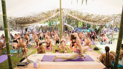 Sesión de yoga en el festival Envision, en Costa Rica.