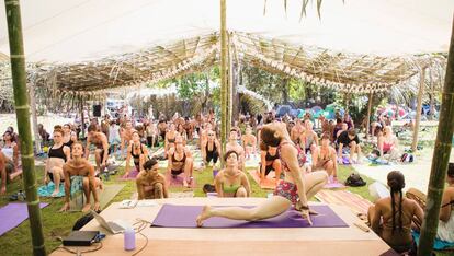 Sesi&oacute;n de yoga en el festival Envision, en Costa Rica. 