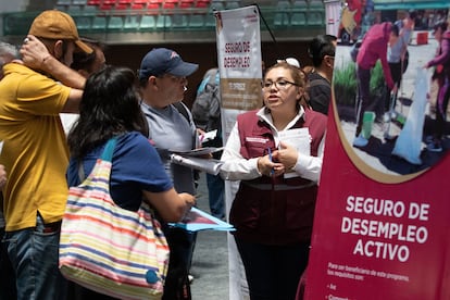 Personas se informan sobre el seguro de desempleo activo durante la Feria del Empleo, en Ciudad de México, en 2023.