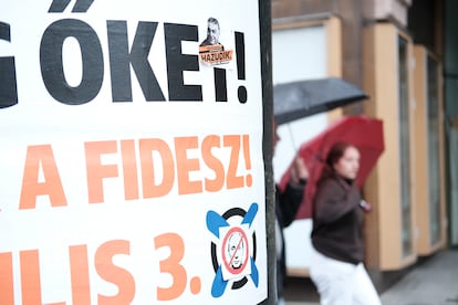 Cartel electoral del partido gubernamental Fidesz en el centro de Budapest. El primer ministro ultranacionalista, Viktor Orbán, busca un cuarto mandato al frente del Gobierno de Hungría. 
