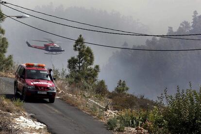 Siete medios aéreos trabajan en la extinción del incendio forestal declarado ayer tarde en el sur de la isla de Tenerife que ha arrasado en las últimas horas unas 1.200 hectáreas y avanza en dos frentes, obligando a desalojar cuatro núcleos de población y amenazando una reserva natural.