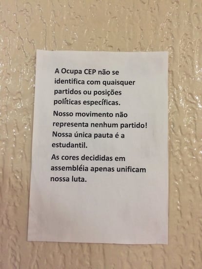 Colado na parede do Colégio Estadual do Paraná, um aviso lembra da autonomia do movimento.