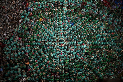 La colla Castellers de Villafranca se coloca para empezar a construir un castell.