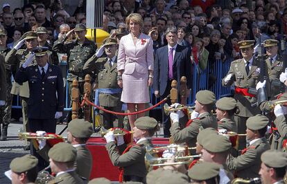 Esperanza Aguirre durante la parada militar que ha surcado la Puerta del Sol al mediodía. Es la primera vez que la presidenta recibe los honores y pasa revista a las "tropas".