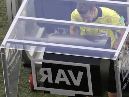 VAR sendo usado na Copa do Mundo.