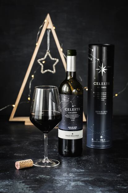 En Navidad cambiamos el picnic por la mesa de fiesta y el cielo estrellado, por una iluminación especial en el salón.
El tinto Celeste Crianza, con su cuerpo voluminoso, su estructura firme y su carácter frutal, cuenta con una edición especial ideal para descorchar con nuestros seres más queridos y también para acertar con un regalo perfecto.