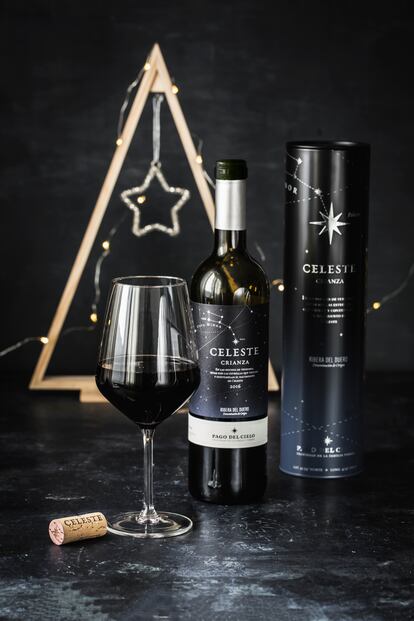 En Navidad cambiamos el picnic por la mesa de fiesta y el cielo estrellado, por una iluminación especial en el salón.
El tinto Celeste Crianza, con su cuerpo voluminoso, su estructura firme y su carácter frutal, cuenta con una edición especial ideal para descorchar con nuestros seres más queridos y también para acertar con un regalo perfecto.