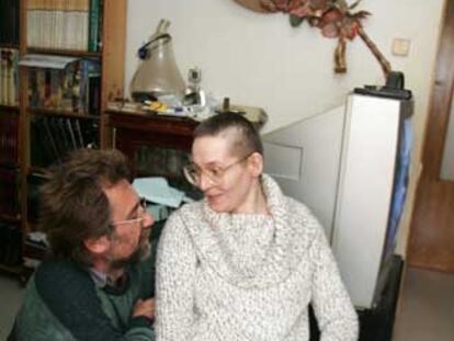Bernadeta Lewandowska y su marido, en su casa de Toledo.
