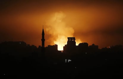 Llamas en Gaza, tras un ataque aéreo israelí en el sexto día de la guerra.