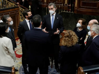 El rey Felipe VI (centro) conversa con Carmen Calvo (tercera por la derecha), uno de los padres de la Constitución, Miquel Roca (segundo por la derecha), el presidente del Tribunal Constitucional, Juan José González Rivas (derecha), la presidenta del Congreso, Meritxell Batet (cuarta por la derecha), el presidente del Gobierno, Pedro Sánchez (centro atrás), la presidenta del Senado, Pilar Llop (segunda por la izquierda), el presidente del Tribunal Supremo, Carlos Lesmes (izquierda), uno de los padres de la Constitución, Miguel Herrero y Rodríguez de Miñón (tercero por la izquierda) y el presidente del Partido Popular, Pablo Casado (cuarto por la izquierda), en el hemiciclo del Congreso de los Diputados, este martes.