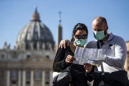Dos turistas consultan un mapa, en la plaza de San Pedro de la Ciudad del Vaticano.
