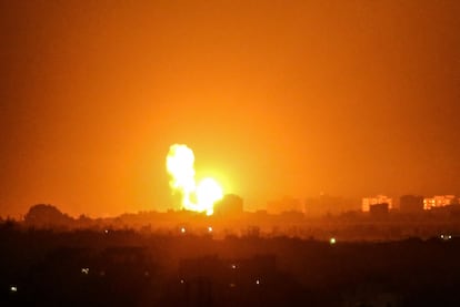 Impacto de un bombardeo israelí, el domingo en Jan Yunes, en la franja de Gaza.