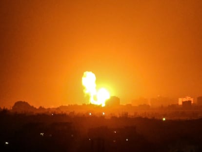 Impacto de un bombardeo israelí, el domingo en Jan Yunes, en la Franja de Gaza.