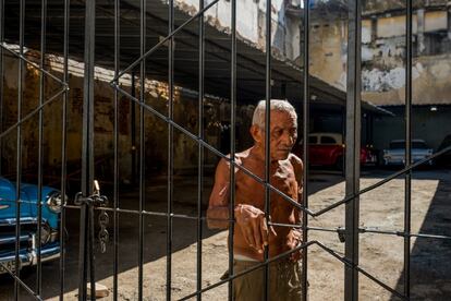 Alcario Labrada Añala, de 73 años, trabaja como guarda de un aparcamiento. Los edificios de la parcela se derrumbaron hace más de una década. A algunos de sus habitantes les dieron una habitación vacía y los materiales de construcción para que ellos mismos la transformasen en un lugar donde vivir.