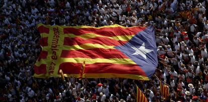 Manifestants porten una estelada geganta a Barcelona.