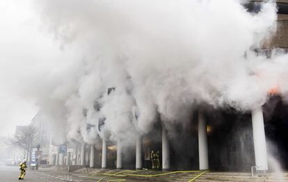 El humo sale de un aparcamiento de varios pisos en Hannover (Alemania) tras un incendio.