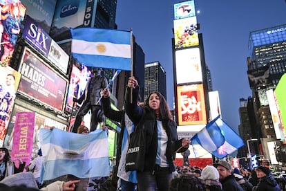 Una mujer argentina festeja en Time Square (Nueva York), donde se pudo ver la transmisión en vivo de la semifinal.