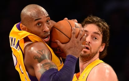 Bryant y Pau Gasol, durante el partido contra Nueva Orleans.