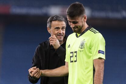 Luis Enrique, con Unai Simón.