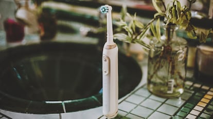 Artículo de EL PAÍS Escaparate sobre un pack de cepillos de dientes eléctricos Oral-B ​rebajado al 59% de descuento.