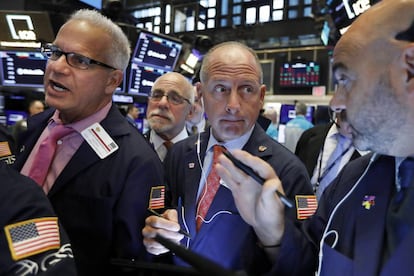 'Brokers' en el interior de la bolsa de Nueva York.