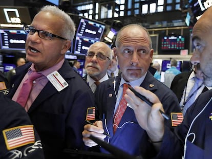 'Brokers' no interior da Bolsa de Nova York.