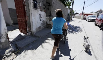 Una mujer pasea en el poblado ilegal de Las Sabinas.