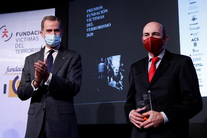 El rey Felipe VI aplaude al periodista Javier Marrodán, durante la entrega de la XVII edición de los Premios Fundación Víctimas del Terrorismo este miércoles en Casa América, Madrid.