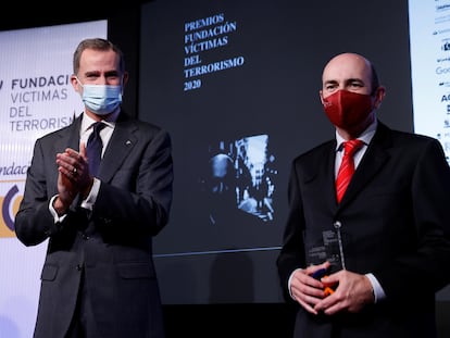 El rey Felipe VI aplaude al periodista Javier Marrodán, durante la entrega de la XVII edición de los Premios Fundación Víctimas del Terrorismo este miércoles en Casa América, Madrid.