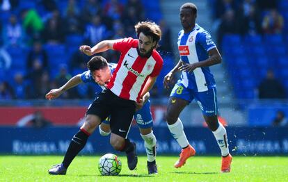 Beñat conduce ante el acoso de Hernán Pérez y la atenta mirada de Mamadou Sylla, joven delantero del Espanyol.