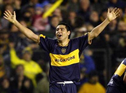 Riquelme celebra un gol en un partido con Boca Juniors.