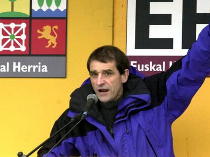 José Antonio Urrutikoetxea, 'Josu Ternera', em um ato político no Sodupe (Vizcaya) em 6 de maio de 2001, quando era candidato do partido Euskal Herritarrok na província de Vizcaya