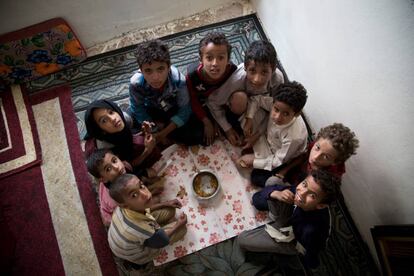 Cinco hermanos y sus primos, todos desplazados internos en Yemen, comparten la comida en San&aacute;.