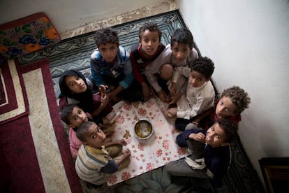 Cinco hermanos y sus primos, todos desplazados internos en Yemen, comparten la comida en Saná.