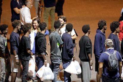 Los migrantes a bordo del Diciotti esperan en fila en su llegada al puerto de Catania, el 26 de agosto de 2018.