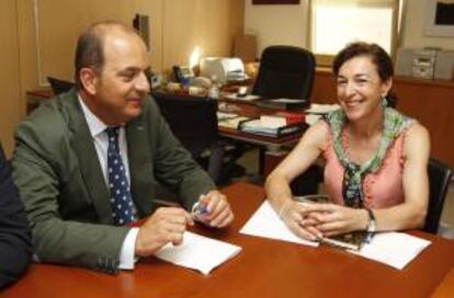 La consejera de Empleo del Gobierno de Canarias, Margarita Ramos, y el alcalde de Las Palmas de Gran Canaria, Juan José Cardona.