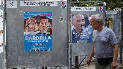 Carteles de los partidos de extrema derecha con pintadas de protesta en la plaza de la República, en París.