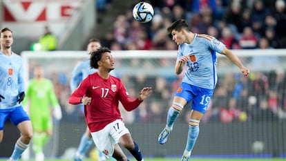 Fran Garcia golpea el balón de cabeza en el partido ante Noruega.