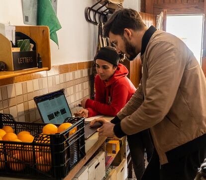 El experto en ‘marketing’ Carlos Guerrero, con una de sus clientas, Rut Palací. 