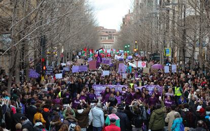 Cientos de personas participan este viernes en una marcha con motivo del Día Internacional de la Mujer y para exigir el fin de la violencia machista en Granada. 
